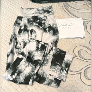 EUC Bombshell Sportswear tyedye green and white peach booty  Leggings XS